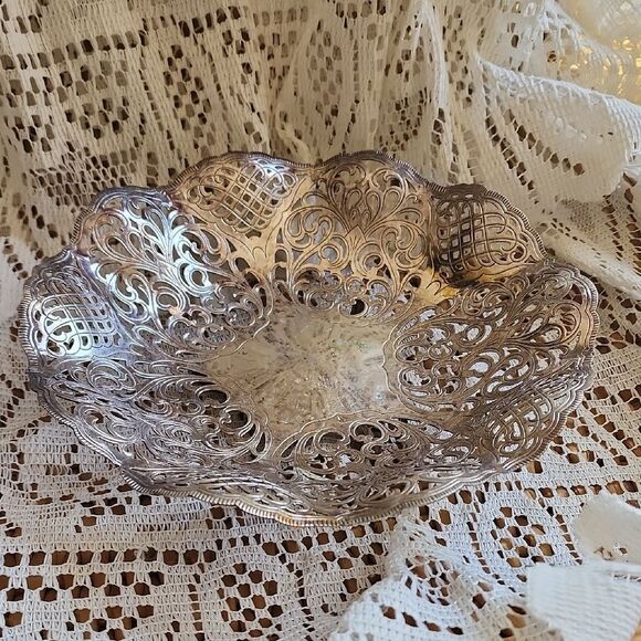 Vtg. Lacework Silver Tone Metal Scalloped Edge Footed Trinket/Candy Dish - Picture 3 of 7